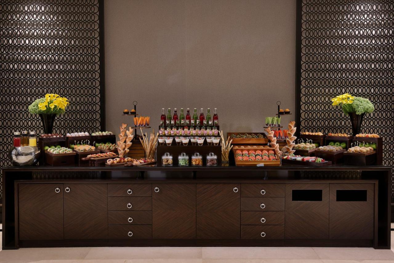 Voco - Riyadh, An Ihg Hotel - فندق فوكو الرياض, احدى فنادق مجموعة إنتركونتيننتال Exterior photo A buffet at a hotel