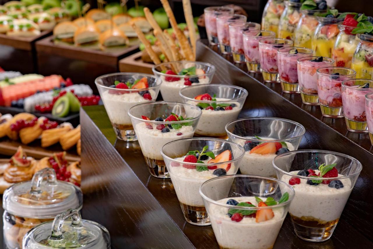 Voco - Riyadh, An Ihg Hotel - فندق فوكو الرياض, احدى فنادق مجموعة إنتركونتيننتال Exterior photo A selection of desserts