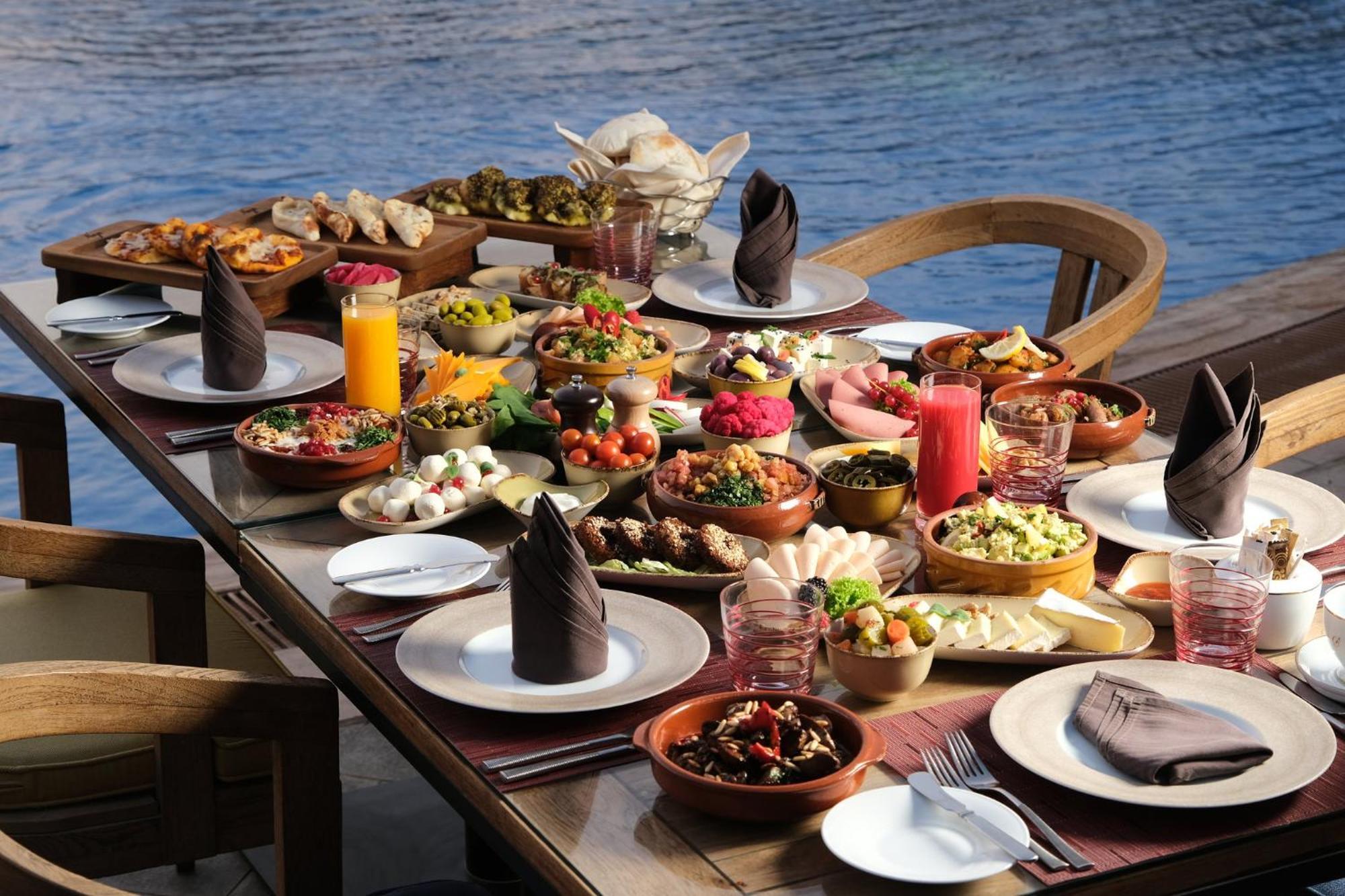 Voco - Riyadh, An Ihg Hotel - فندق فوكو الرياض, احدى فنادق مجموعة إنتركونتيننتال Exterior photo A selection of Turkish meze