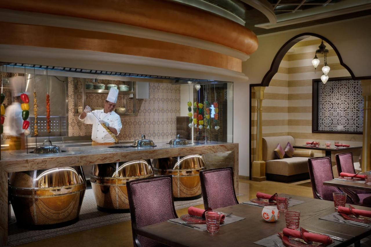 Voco - Riyadh, An Ihg Hotel - فندق فوكو الرياض, احدى فنادق مجموعة إنتركونتيننتال Exterior photo The restaurant Al Dar