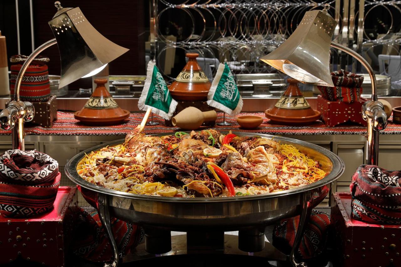 Voco - Riyadh, An Ihg Hotel - فندق فوكو الرياض, احدى فنادق مجموعة إنتركونتيننتال Exterior photo A buffet at a restaurant