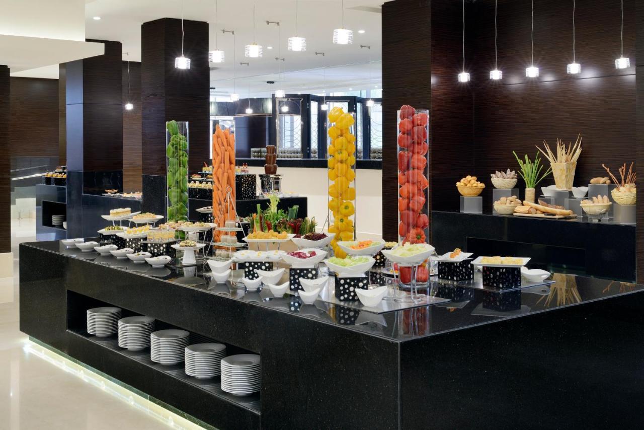 Voco - Riyadh, An Ihg Hotel - فندق فوكو الرياض, احدى فنادق مجموعة إنتركونتيننتال Exterior photo A buffet at a hotel